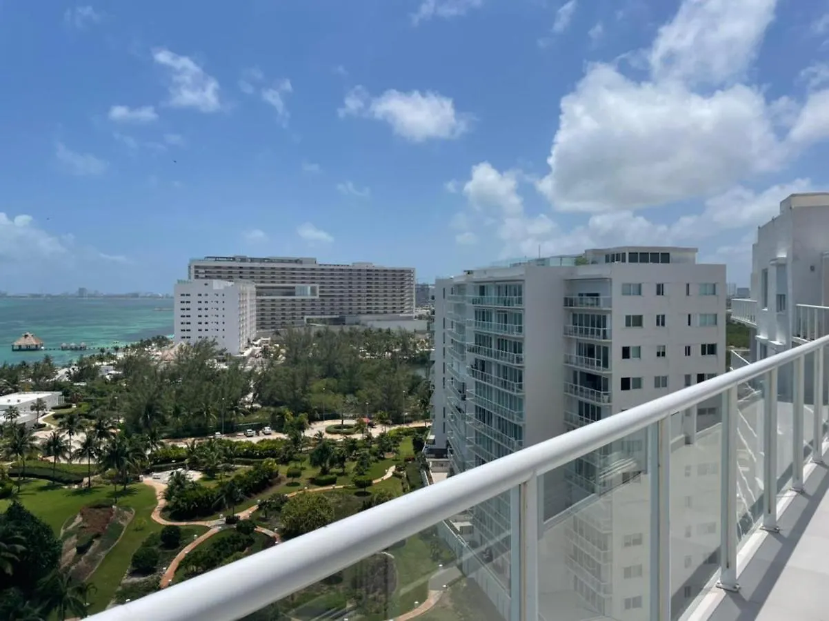 Beachfront Luxury Apartments 칸쿤