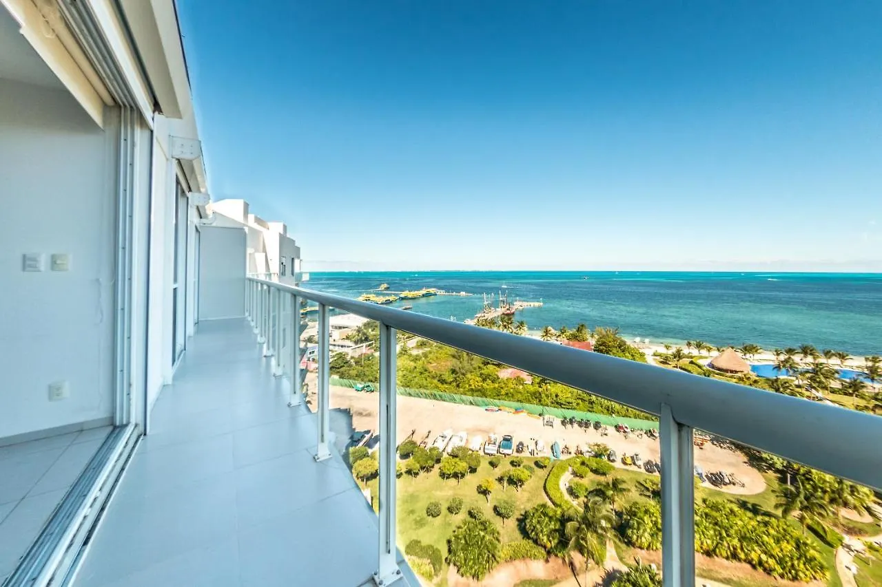 Beachfront Luxury Apartments 칸쿤